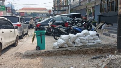 Pemilik Ruko Mencaplok Fasilitas Umum di Pluit Dibongkar, Para Pemilik UMKM dan Karyawan Protes Ketua RT