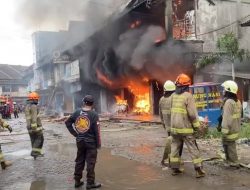 Kebakaran Hebat Pasar Caringin Bandung: Satu Korban Meninggal dan Ruko Terbakar