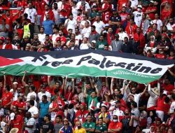 Suporter Palestina Mengibarkan Bendera Perjuangan di Final Liga Champions: Impian Palestina